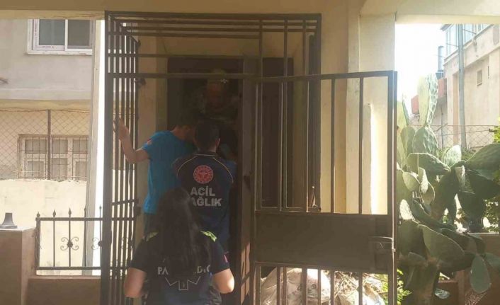 Asansörde mahsur kalan yaşlı kadın ve çocuğu itfaiye kurtardı