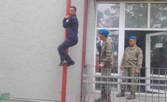 Askeri personele yangın tatbikatı