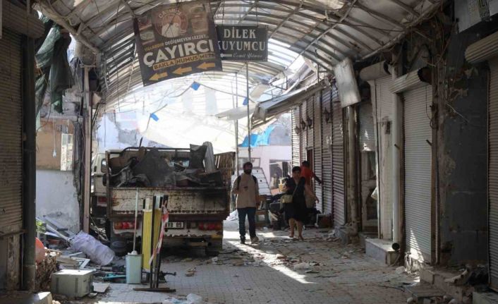 Asrın felaketinde hasar alan Tarihi Uzun Çarşı’da restorasyon çalışması yıkımla başladı