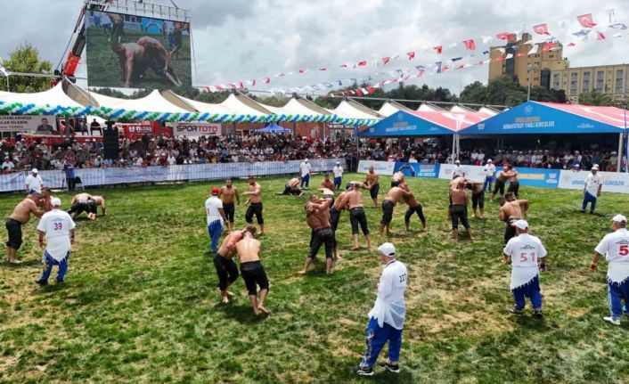 Ata sporunun kalbi Arnavutköy’de attı: İstanbul’un Kırkpınar’ı binlerce güreş severi buluşturdu