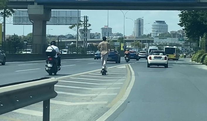 Ataşehir D-100 Karayolu’nda scooter ile tehlikeli yolculuk kamerada