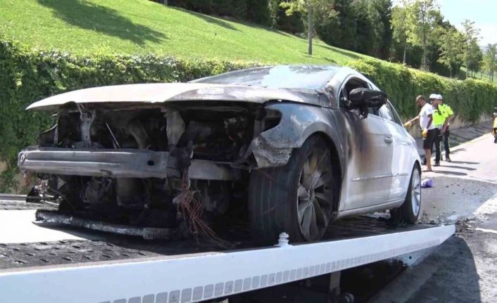 Ataşehir’de otomobil alev alev yandı