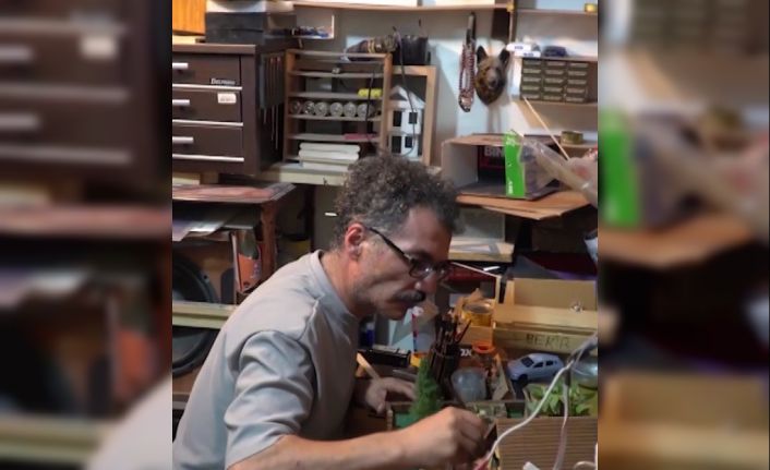 Atıl tahtaları maketten eserlere dönüştürüyor