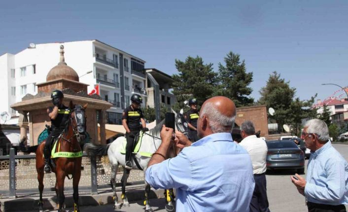Atlı polisler tarihi ilçe Ahlat’ın caddelerinde