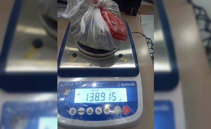 Attıkları poşetten uyuşturucu çıktı