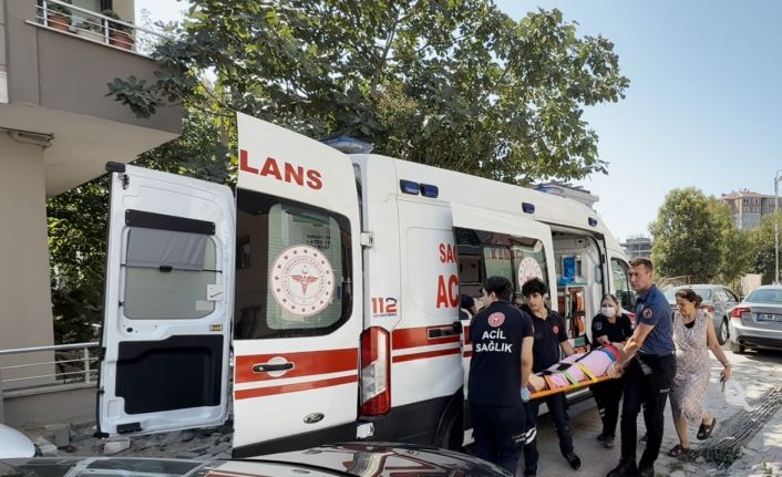 Avcılar’da cam silerken düşen kadın yaralandı