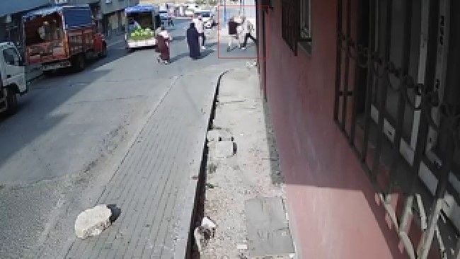 Avcılar’da husumetlisini "yan baktın" diyerek bıçaklayan şüpheli kamerada