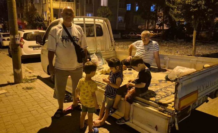 Avcılar’da kamyonet kasasında deprem nöbeti