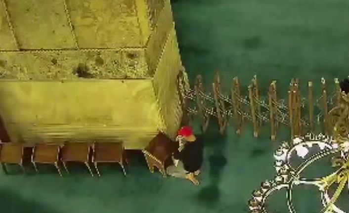 Ayasofya Camii’nde yangın çıkardıktan sonra kaçan şüpheli kamerada