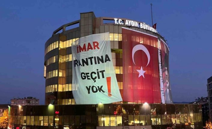 Aydın Büyükşehir Belediyesi binasına dev pankart: "İmar rantına geçit yok"