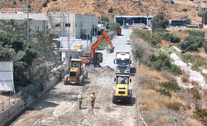 Aydın Büyükşehir Belediyesi Söke’deki yağmur suyu ve kaldırım çalışmaları devam ediyor