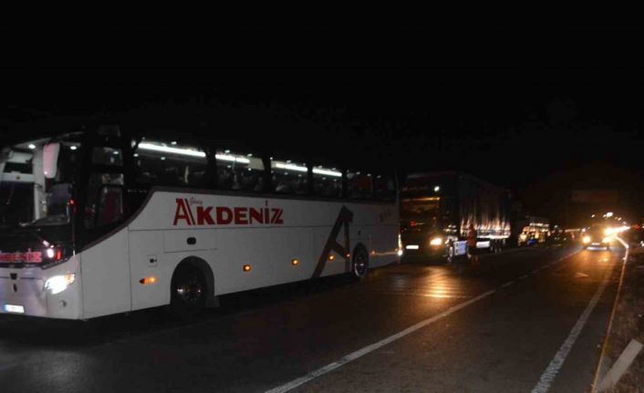 Ayvalık’ta kırmızı ışıkta zincirleme trafik kazası: 1 ölü, 3 yaralı