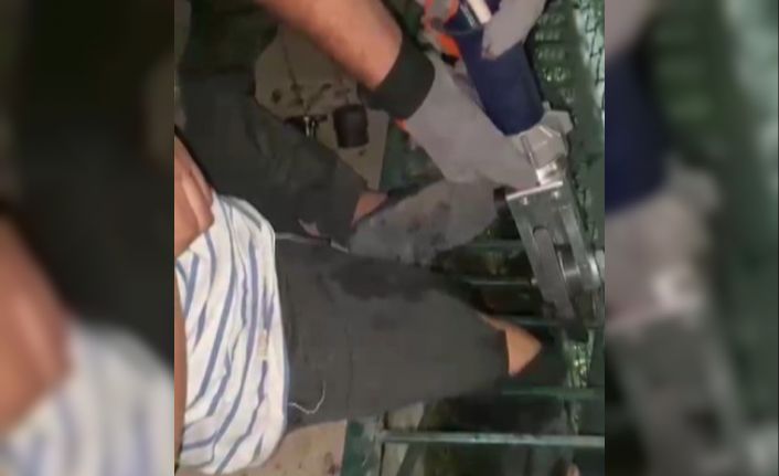 Bacağı mazgala sıkışan çocuğu itfaiye kurtardı