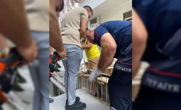 Bacağına saplanan demir korkulukla birlikte hastaneye kaldırıldı