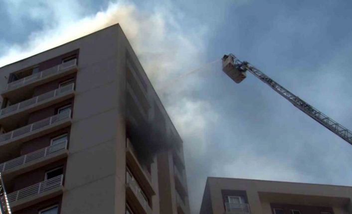 Bağcılar’da 15 katlı apartmandan alevler yükseldi