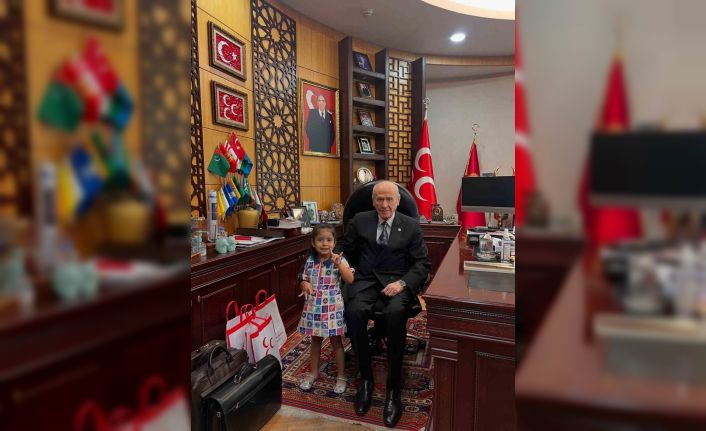 Bahçeli hayranı Minik Hilal, Devlet Dedesi’nin elini öptü
