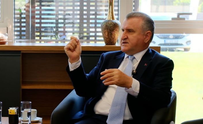 Bakan Bak ‘Bizim Kort’a konuk oldu