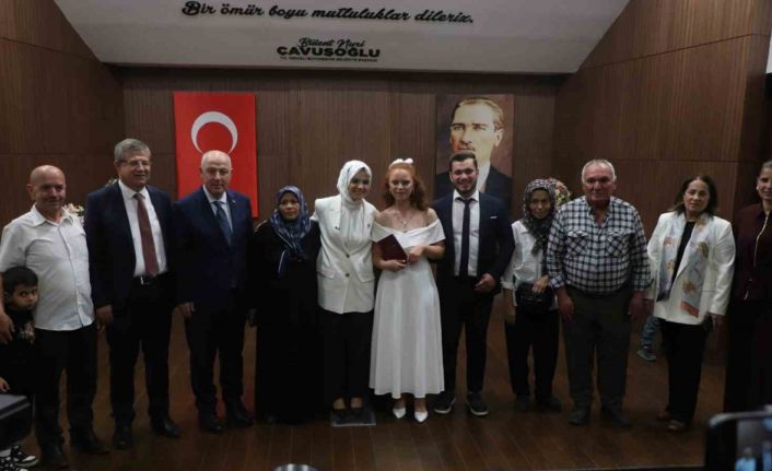 Bakan Göktaş, Aile ve Gençlik Fonu kullanan çiftin mutluluğuna ortak oldu