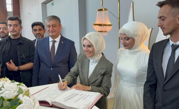 Bakan Göktaş, Karabük’te gençlerin nikah şahidi oldu