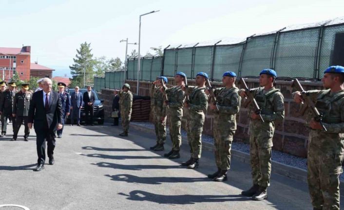 Bakan Güler, Bitlis Ahlat Komando Tabur Komutanlığını ziyaret etti