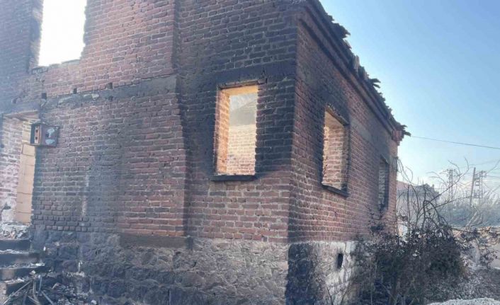 Bakan Kurum açıkladı; Saçaklar köyünde 26’sı konut 43 yapı hasar gördü