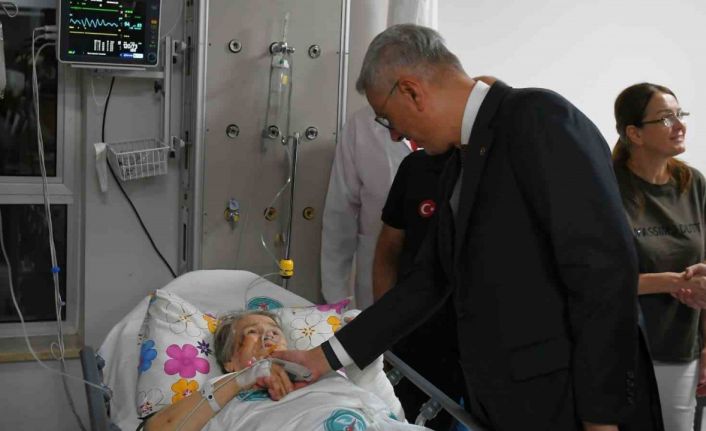 Bakan Memişoğlu Balıkesir’de meydana gelen depremde yaralananları ziyaret etti