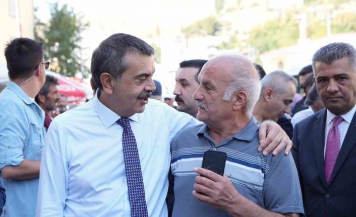 Bakan Tekin memleketi Uzundere’de