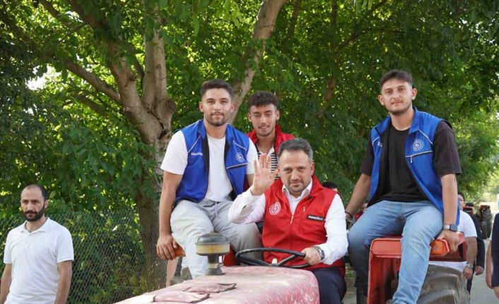 Bakan Yardımcısı Eminoğlu traktörle tarlaya gidip, gençlerle hasat yaptı