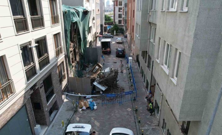 Bakırköy’de kısmen çöken tarihi ahşap bina havadan görüntülendi