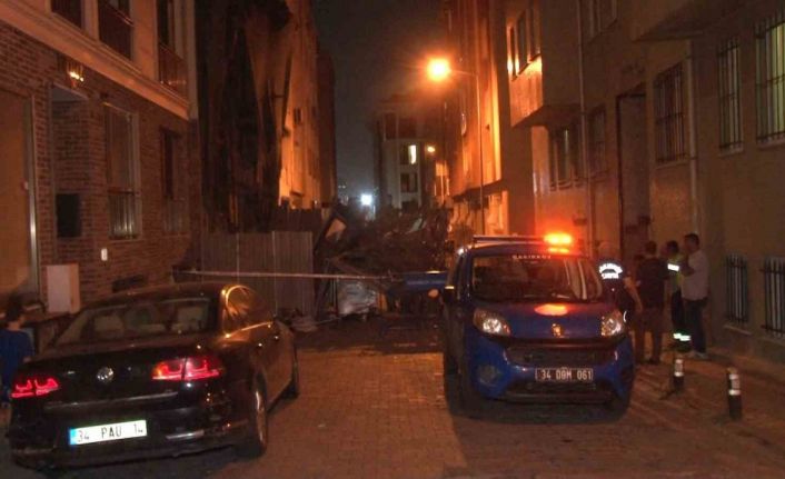 Bakırköy’de tarihi ahşap binada çökme meydana geldi