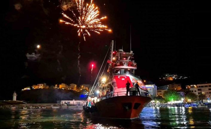 Balıkçılar ‘Vira Bismillah’ diyerek havai fişek gösterisiyle denize açıldı