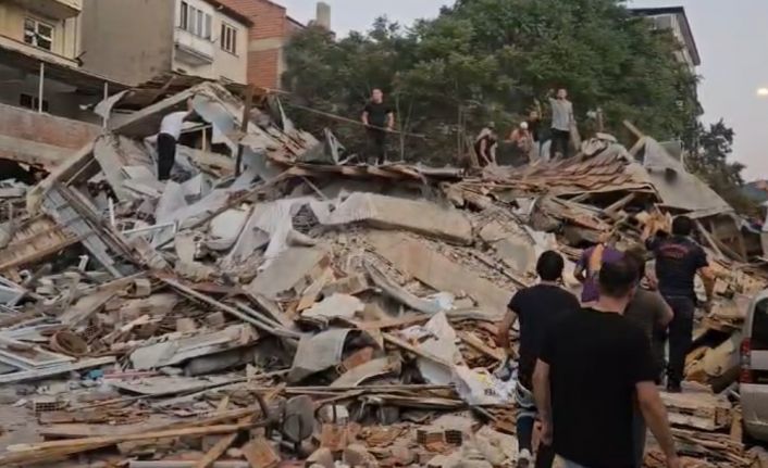 Balıkesir’de 6.1’lik deprem: Bir bina çöktü