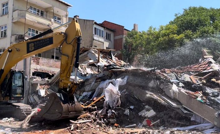 Balıkesir’de depremde yıkılan 3 katlı binanın enkaz kaldırma çalışmaları başladı