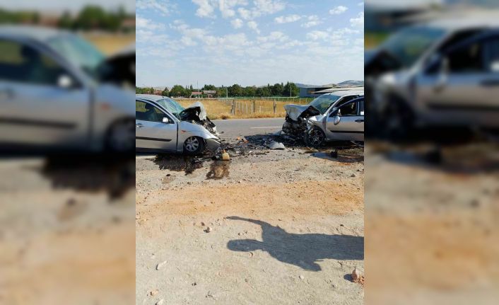 Balıkesir’de iki araç kafa kafaya çarpıştı: 1 ölü, 1 yaralı