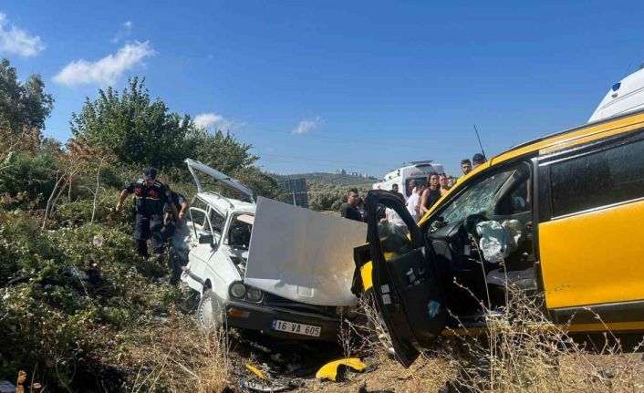 Balıkesir’de ticari taksi otomobille kafa kafaya çarpıştı: 4 yaralı