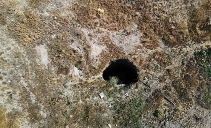 Balıkesir’deki 6.1’lik deprem sonrası Eskişehir’de oluşan obruk dron ile görüntülendi