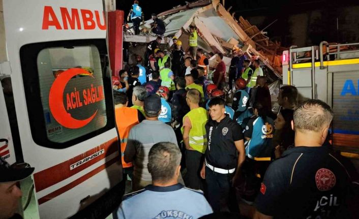 Balıkesir’deki depremde yıkılan binadaki 6 kişinin 6’sı da sağ kurtarıldı