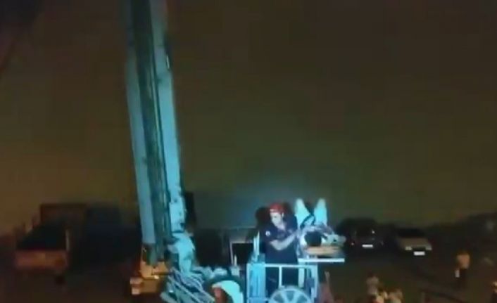 Balkondan düşen çocuk iş yeri çatısında mahsur kaldı