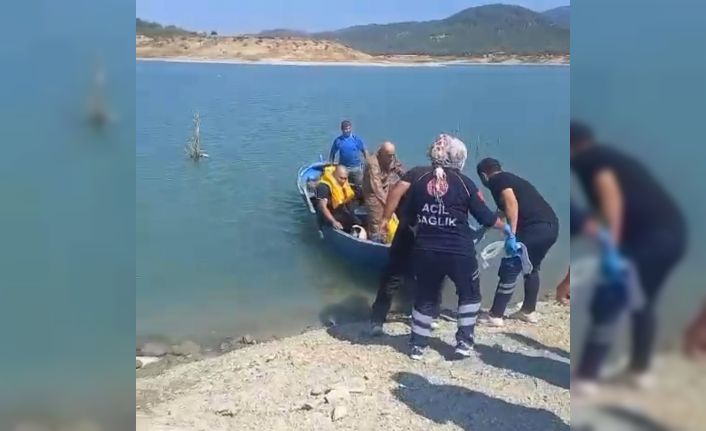 Barajdan su almaya çalışan eğitim uçuşu kalkamayarak düştü