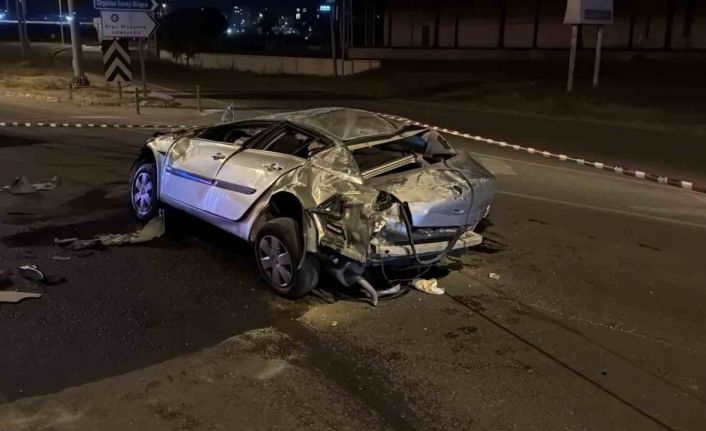 Bariyere çarpan otomobil metrelerce sürüklendi: 1 ölü, 1 yaralı