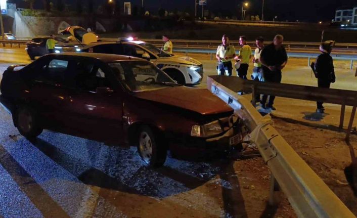 Bariyerlere çarpan sürücü trafik ekiplerine zor anlar yaşattı
