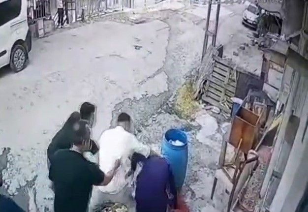 Başakşehir’de "mavi bidon" tartışması: 70 yaşındaki kadının camlarını kırıp darp ettiler