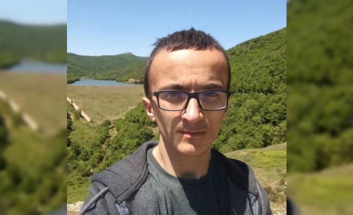 Başı çekyatın altına sıkışmış halde ölü bulundu