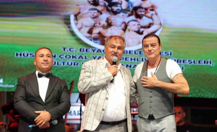 Başkan Pütün yerel sanatçılara sahip çıkarak gönüllüleri fethetti