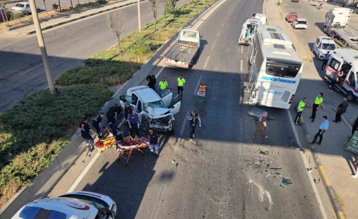 Başkentte otomobil otobüse çarptı: 2 yaralı