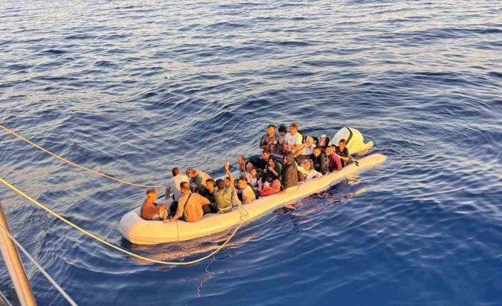 Batmak üzere olan lastik bottan 13’ü çocuk 43 göçmen kurtarıldı