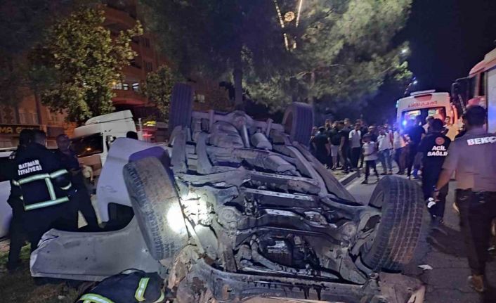 Batman’da hafif ticari araç devrildi: 2 yaralı