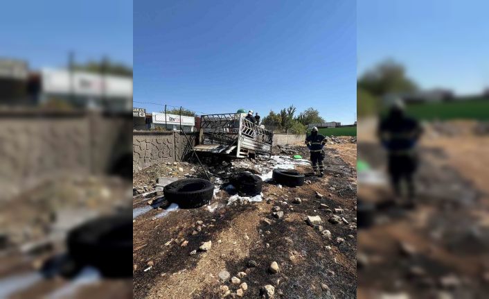 Batman‘da kamyonet römorkunda bulunan lastiklerle yandı