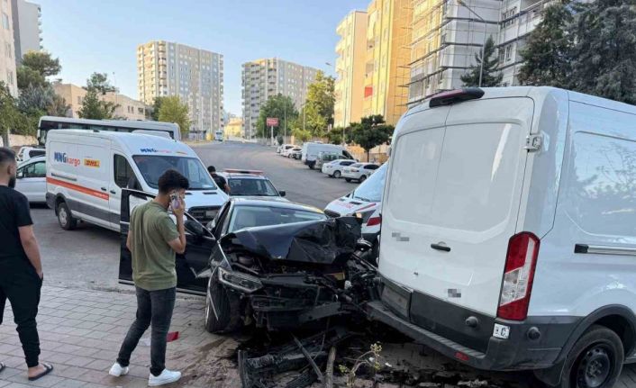 Batman’da otomobil ile minibüs çarpıştı: 1 yaralı