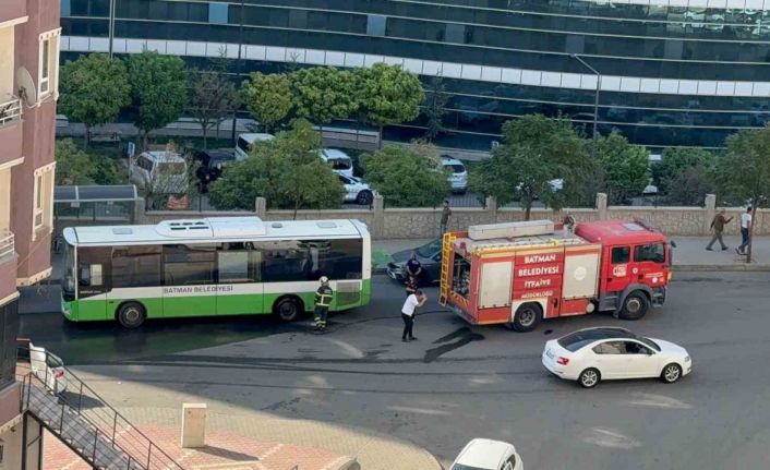 Batman’da seyir halindeki belediye otobüsünde yangın paniği
